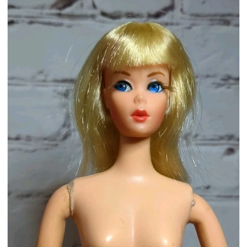 Vintage 1970 Dramatic New Living‎ Barbie Doll Blonde Side Glance Eyes